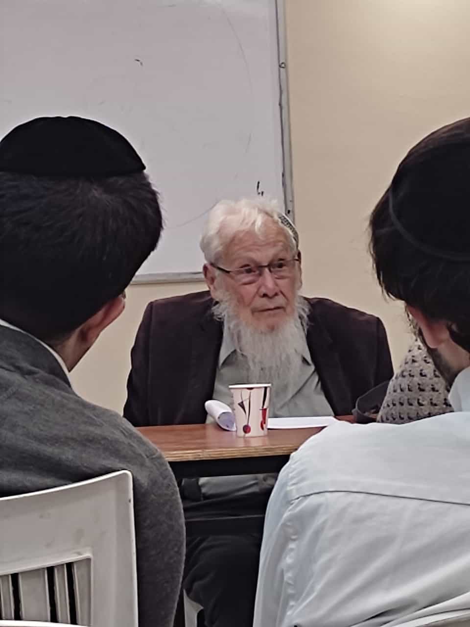 הרב משוחח עם תלמידים בסוף שיעור
